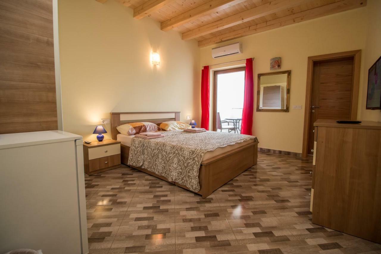 Nice Place Rovigno Esterno foto