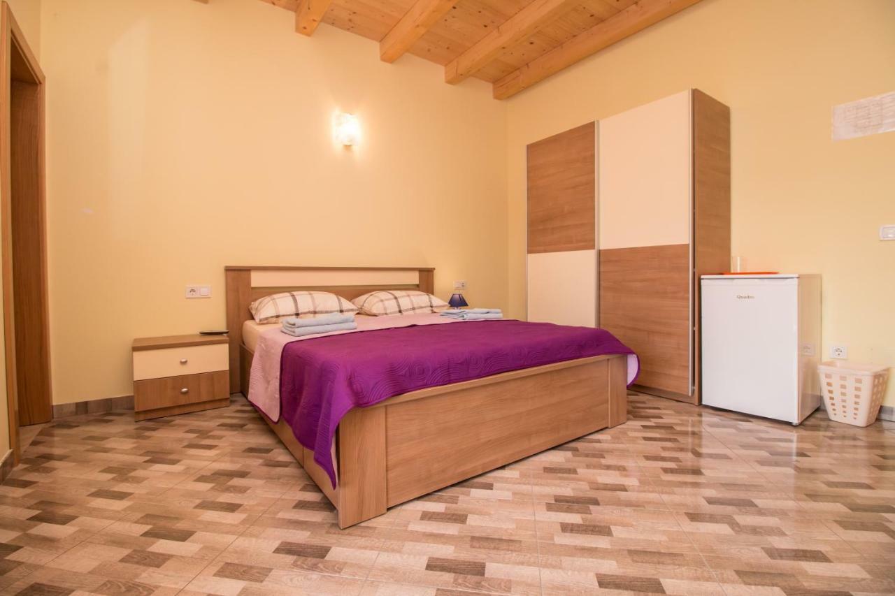 Nice Place Rovigno Esterno foto