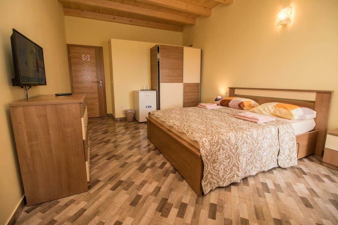 Nice Place Rovigno Esterno foto